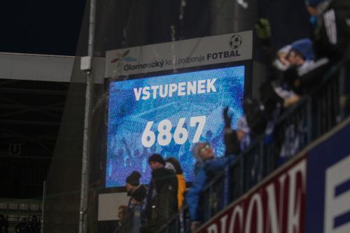 Na utkání v mrazivém, ale jinak slušném počasí dorazilo 6867 diváků